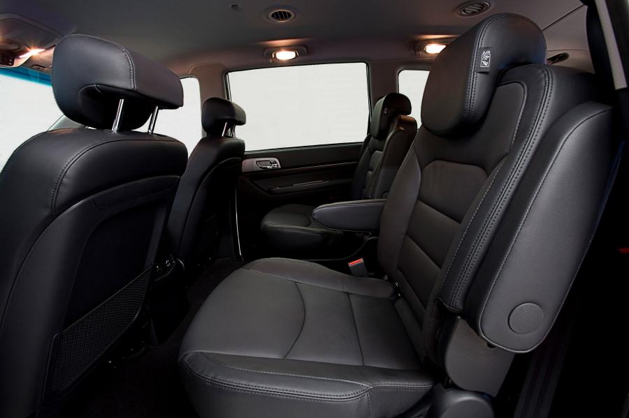 Интерьер Ssangyong Turismo White 2016 года  (фото 4 из 14)